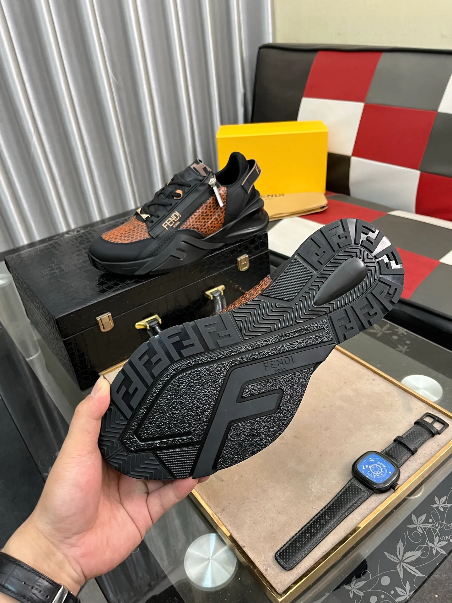 Men's Men's Shoes💰540⌚️⌚️【FENDI】FENDI high-tops are classic and comfortable for men. This complex sneaker is made of soft calfskin➕genuine leather lining➕original ultra-light rubber material with rough outsole. This unique and thin style is suitable for the casual and refined sensibility of this season. It is comfortable and natural on the feet. It is an everyday style for casual travel in autumn and winter! 38−444️⃣colors available